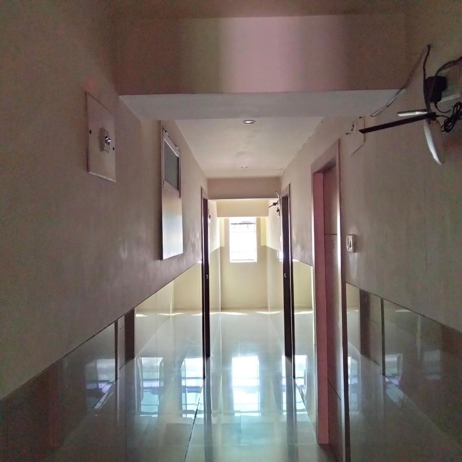 Hotel Everest Lodging Navi Mumbai Esterno foto
