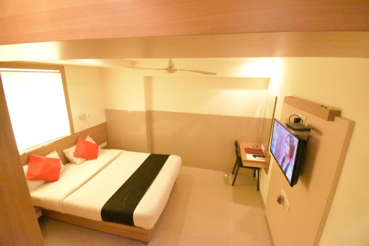 Hotel Everest Lodging Navi Mumbai Esterno foto